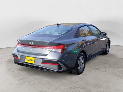 Used 2025 Hyundai Elantra SE image 5