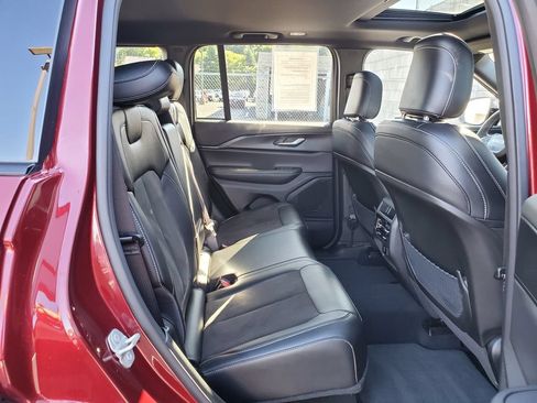 Used 2023 Jeep Grand Cherokee Altitude AWD/4WD image 35