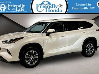 Used 2021 Toyota Highlander XLE AWD/4WD video 1