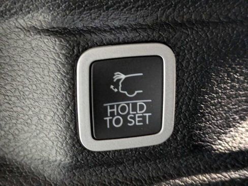 Used 2023 Jeep Grand Cherokee L Laredo RWD image 13