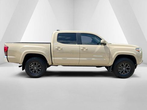 Used 2020 Toyota Tacoma SR5 AWD/4WD image 8