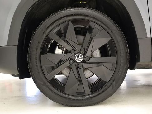 Used 2025 Volkswagen Taos SE w/ Black Wheel Package image 7
