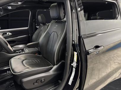 Certified 2025 Chrysler Pacifica Limited