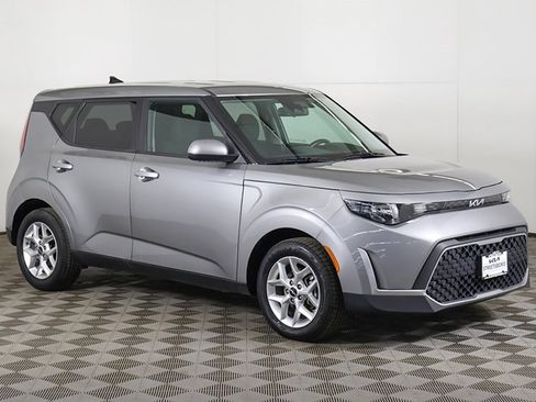 Used 2023 Kia Soul LX w/ LX Technology Package image 2