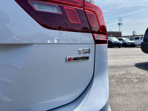 Used 2018 Volkswagen Tiguan SEL AWD/4WD image 27