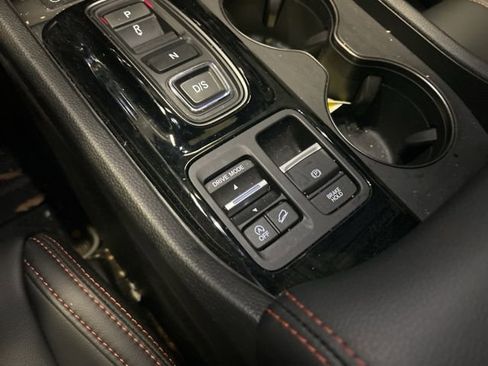 Used 2025 Honda Pilot TrailSport image 23