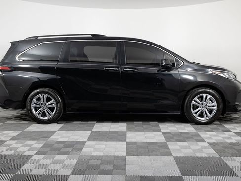 Used 2022 Toyota Sienna XSE w/ XSE Plus Package image 9