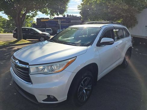 Used 2016 Toyota Highlander XLE AWD/4WD image 1