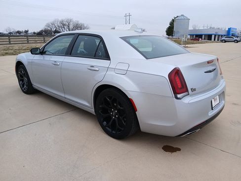 Used 2022 Chrysler 300 Touring w/ Sport Appearance Package image 4