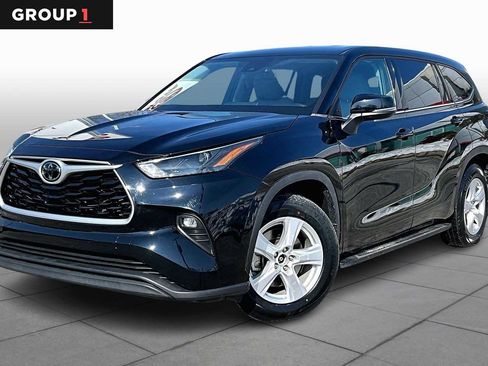 Used 2022 Toyota Highlander LE FWD image 1