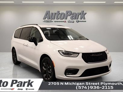 New 2026 Chrysler Pacifica Select w/ S Appearance Package