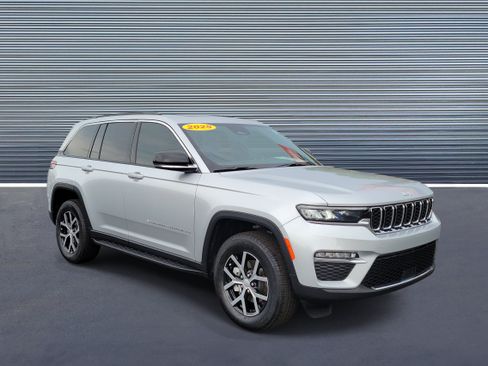 Used 2025 Jeep Grand Cherokee Limited RWD image 2