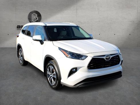 Used 2023 Toyota Highlander L image 2