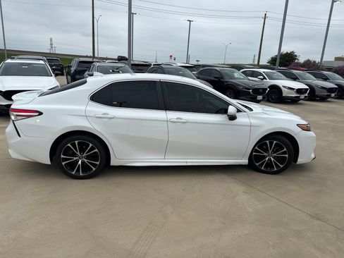 Used 2020 Toyota Camry SE FWD image 4