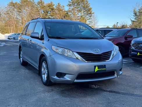 Used 2012 Toyota Sienna LE w/ Towing Pkg image 2