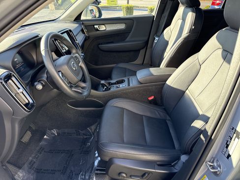 Used 2025 Volvo XC40 B5 Core image 16