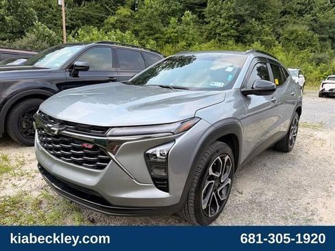 Used 2025 Chevrolet Trax RS w/ Sunroof Package FWD image 2