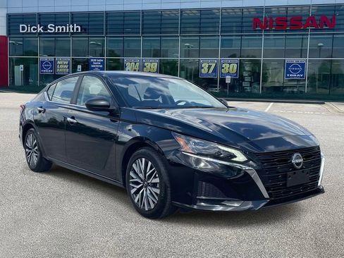 Used 2025 Nissan Altima 2.5 SV image 1