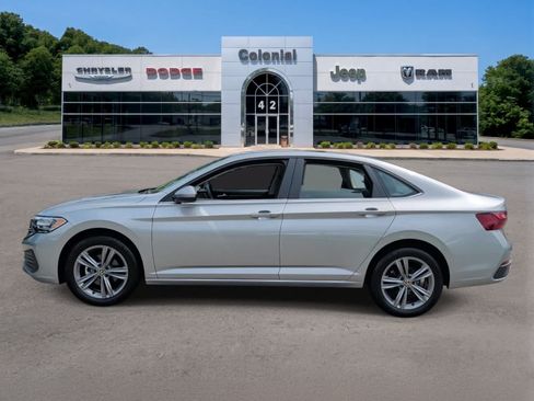 Used 2022 Volkswagen Jetta SE w/ Panoramic Sunroof Package FWD image 3