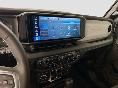 Used 2025 Jeep Wrangler Sahara image 25