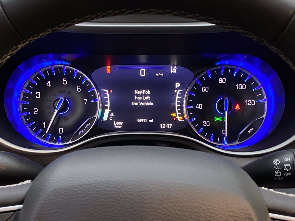 Used 2025 Chrysler Pacifica Select FWD image 15