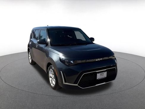 Used 2025 Kia Soul LX w/ LX Technology Package FWD image 3