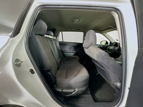 Used 2022 Toyota Highlander LE FWD image 28