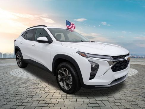 Used 2025 Chevrolet Trax LT FWD image 2