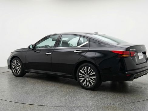 Used 2025 Nissan Altima 2.5 SV image 6
