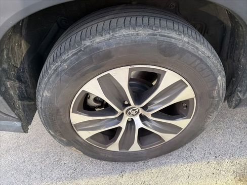 Used 2020 Toyota Highlander XLE image 23