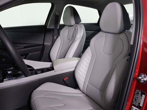Certified 2025 Hyundai Elantra Limited image 29