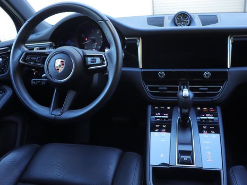 Used 2024 Porsche Macan image 25