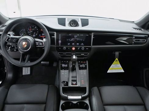 Certified 2025 Porsche Macan image 13