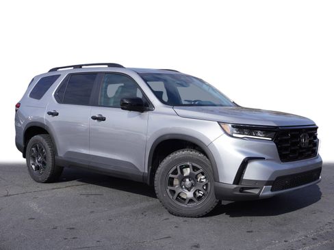 New 2025 Honda Pilot TrailSport image 2