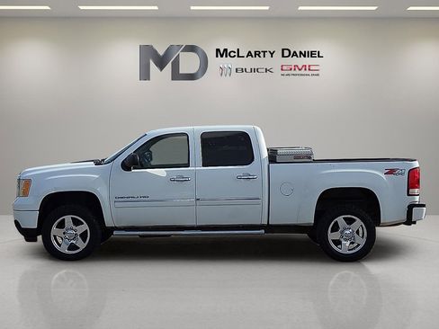 Used 2014 GMC Sierra 2500 Denali w/ Suspension Package, Off-Road image 3