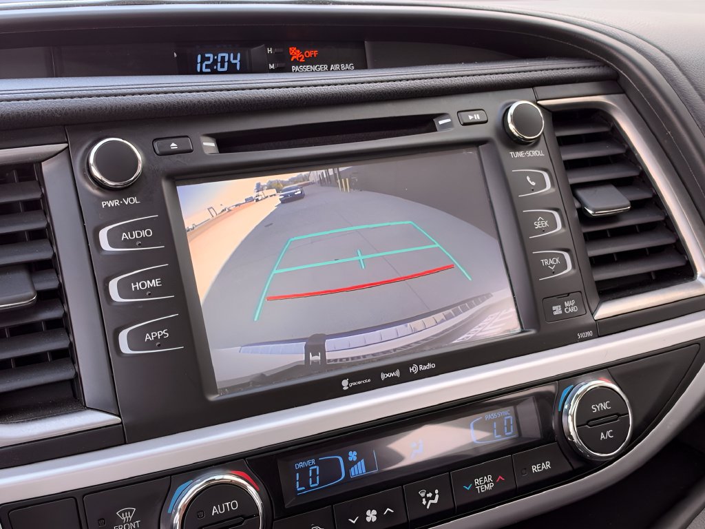 Used 2019 Toyota Highlander XLE AWD/4WD image 32