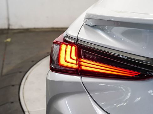 Used 2025 Lexus ES 300h w/ Premium Package FWD image 11
