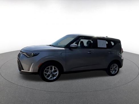 Used 2025 Kia Soul LX w/ LX Technology Package FWD image 8
