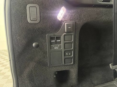 Used 2023 Land Rover Discovery S R-Dynamic AWD/4WD image 12