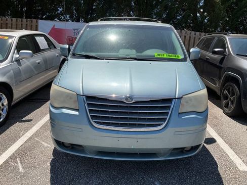 Used 2009 Chrysler Town & Country Touring FWD image 2
