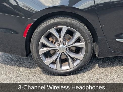 Used 2018 Chrysler Pacifica Limited w/ Tire & Wheel Group FWD image 11