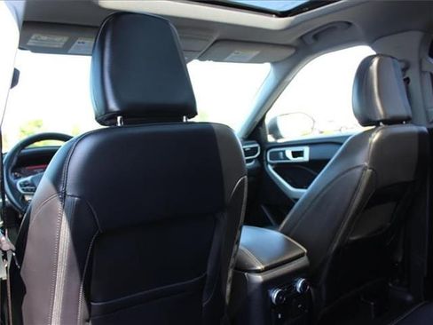 Used 2021 Ford Explorer XLT image 28