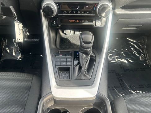 Used 2021 Toyota RAV4 LE image 12