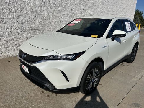 Certified 2021 Toyota Venza LE image 3