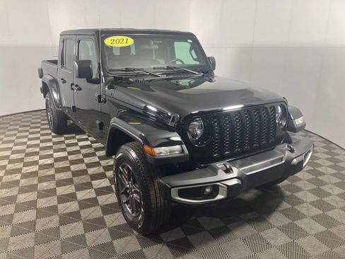 Used 2021 Jeep Gladiator Sport image 3