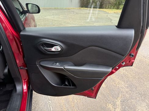 Used 2017 Jeep Cherokee Sport image 31