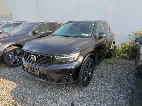 Certified 2023 Volvo XC40 B5 Plus w/ Climate Package image 3