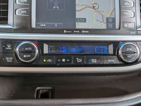Used 2018 Toyota Highlander XLE AWD/4WD image 24