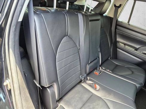 Used 2020 Toyota Highlander XLE AWD/4WD image 19
