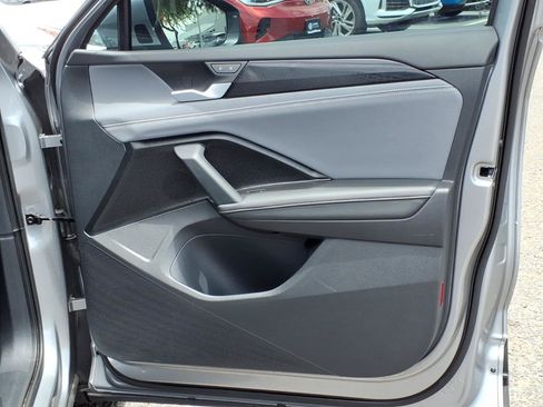 Certified 2025 Volkswagen Tiguan SE FWD image 14